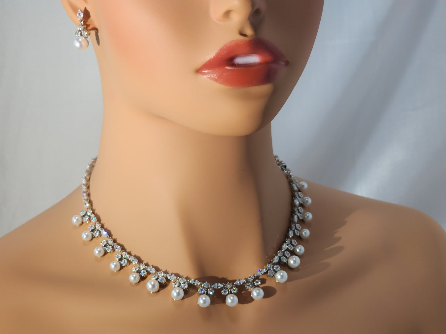 Graceful pearls and diamond jewelry Set