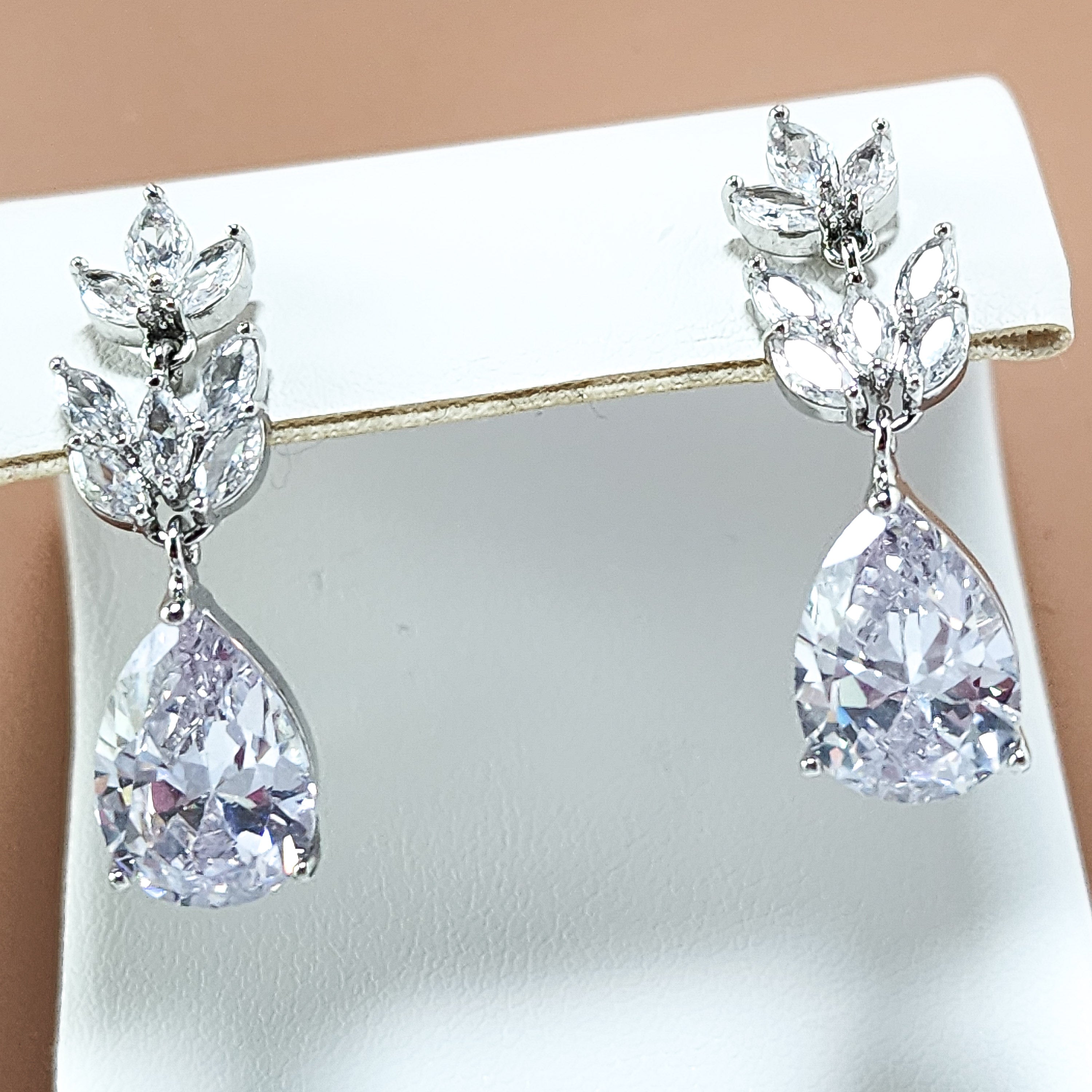 Regal Teardrop Wedding Set