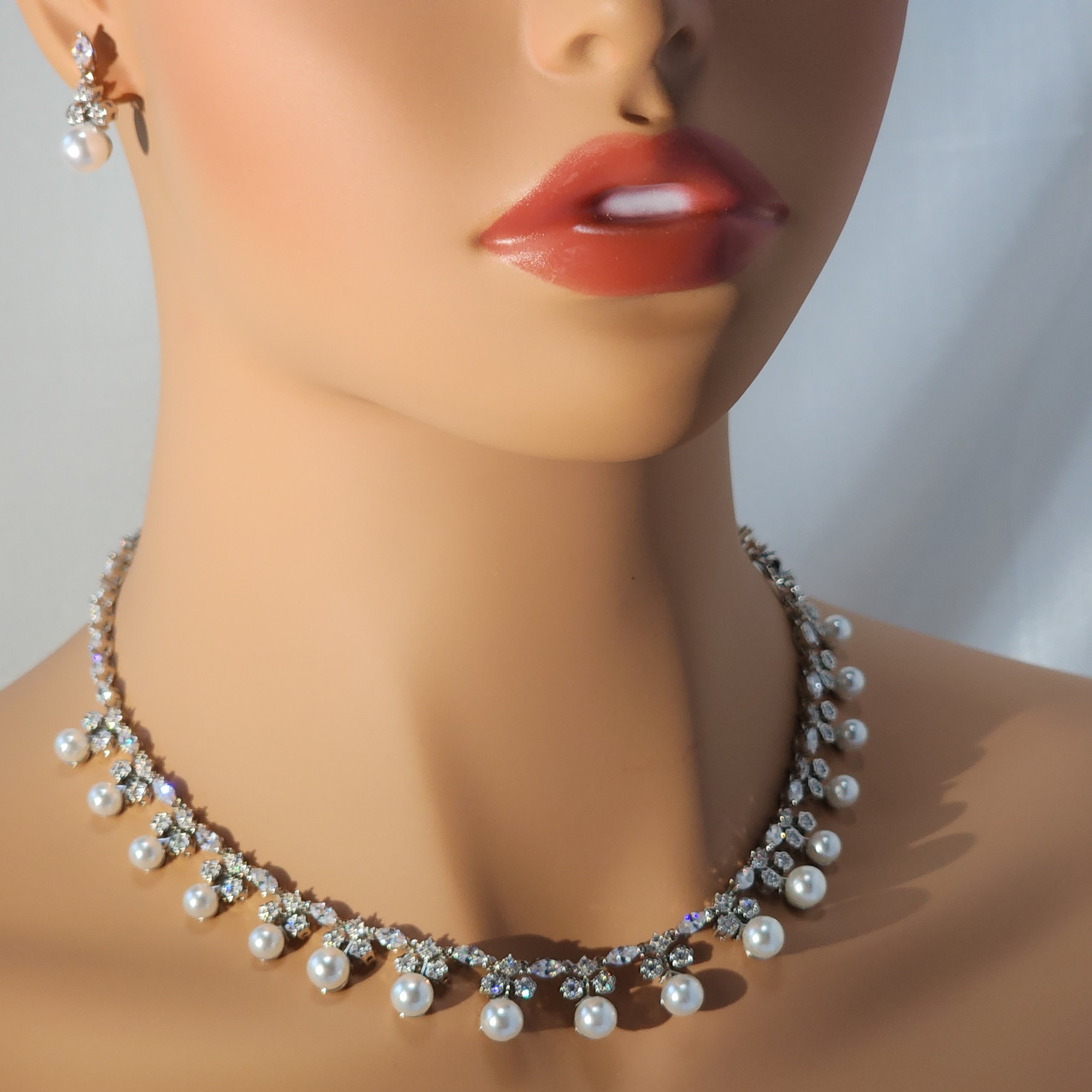 Graceful pearls and diamond jewelry Set